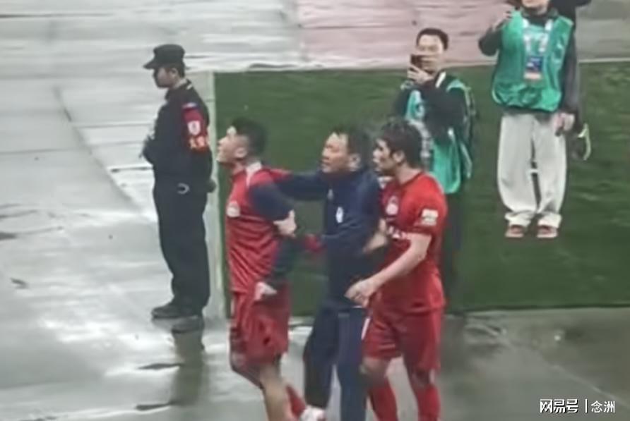 九游体育被骂“丢人现眼”！30岁国脚暴怒：冲上去要和球迷对峙 拉都拉不住